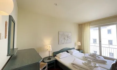 Schlafzimmer mit Doppelbett, 7-Zonen Matratzen (2 x 0,90 m x 2,00 m), Kleiderschrank und Kommode mit Spiegel