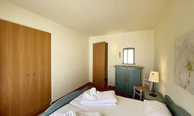 Schlafzimmer mit Doppelbett, 7-Zonen Matratzen (2 x 0,90 m x 2,00 m), Kleiderschrank und Kommode mit Spiegel