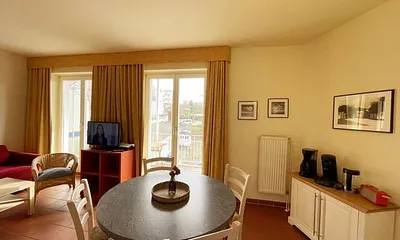 Esstisch mit Stühlen