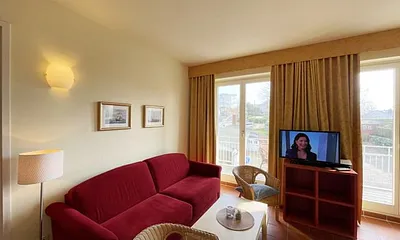 Wohnbereich mit komfortabler Schlafcouch (1,60m x 2,00m), Leselampe und LED Fernseher