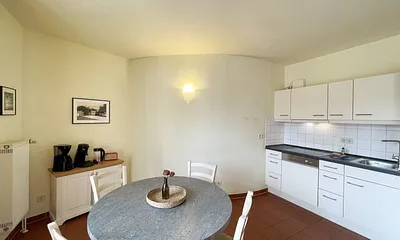 Küchenzeile mit Cerankochfeld, Spülmaschine, Backofen, Kaffeemaschine, Wasserkocher, Toaster, Kühlschrank und allen wichtigen Küchenutensilien