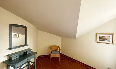 Schlafzimmer mit Doppelbett, 7-Zonen Matratzen (2 x 0,90 m x 2,00 m), Kleiderschrank und Spiegelkommode