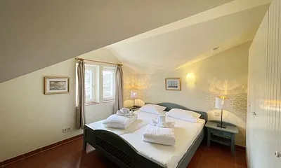 Schlafzimmer mit Doppelbett, 7-Zonen Matratzen (2 x 0,90 m x 2,00 m), Kleiderschrank und Spiegelkommode