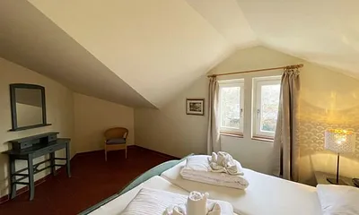 Schlafzimmer mit Doppelbett, 7-Zonen Matratzen (2 x 0,90 m x 2,00 m), Kleiderschrank und Spiegelkommode