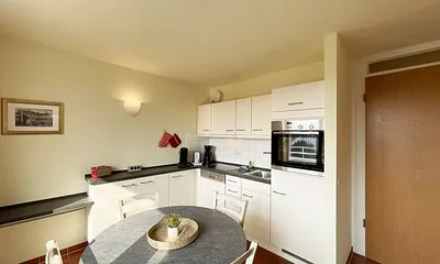 Küchenzeile mit Cerankochfeld, Spülmaschine, Backofen, Kaffeemaschine, Wasserkocher, Toaster, Kühlschrank und allen wichtigen Küchenutensilien