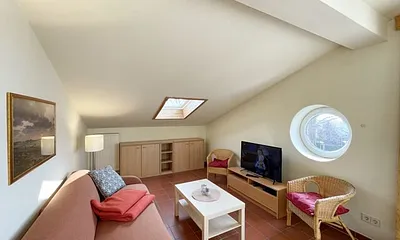 Wohnbereich mit komfortabler Schlafcouch (1,60m x 1,95m), Leselampe und LED Fernseher