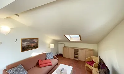 Wohnbereich mit komfortabler Schlafcouch (1,60m x 1,95m), Leselampe und LED Fernseher