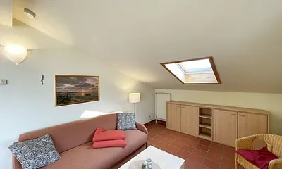 Wohnbereich mit komfortabler Schlafcouch (1,60m x 1,95m), Leselampe und LED Fernseher