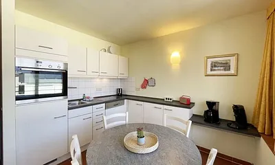 Küchenzeile mit Cerankochfeld, Spülmaschine, Backofen, Kaffeemaschine, Wasserkocher, Toaster, Kühlschrank und allen wichtigen Küchenutensilien