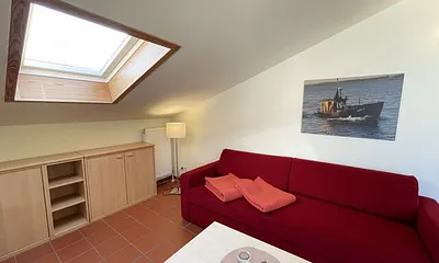 Wohnbereich mit komfortabler Schlafcouch (1,60m x 2,00m), Leselampe und LED Fernseher