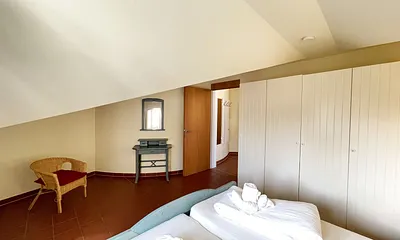 Schlafzimmer mit Doppelbett, 7-Zonen Matratzen (2 x 0,90 m x 2,00 m), Kleiderschrank und Spiegelkommode