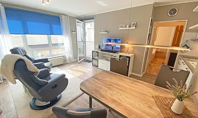 Esstisch mit Blick zum TV