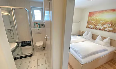 Schlafzimmer mit Doppelbett