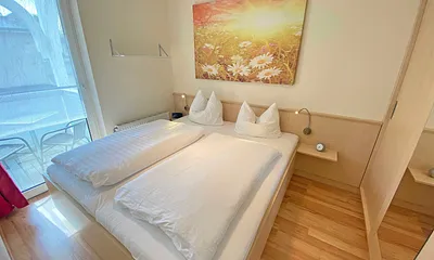 Schlafzimmer mit Kliederschrank