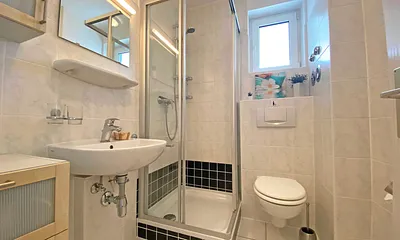 Badezimmer mit Dusche und WC