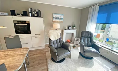 Wohnzimmer mit 2 Sesseln und kleinem Tisch