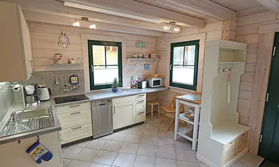 moderne Küchenzeile mit Backofen