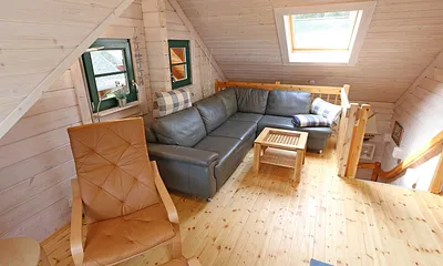 helle Galerie mit TV-Gerät