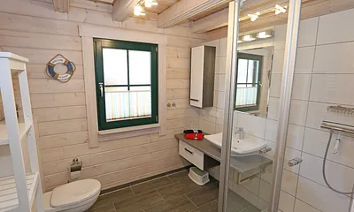 Badezimmer mit Dusche