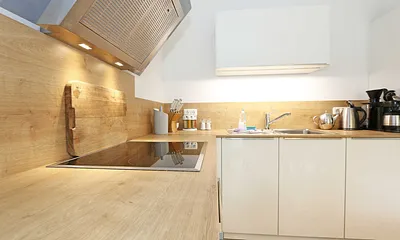 Küchenzeile mit Ceranfeld