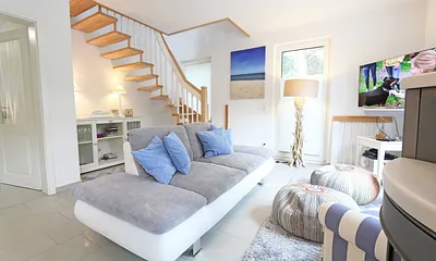 helles Wohnzimmer mit gemütlicher Couch