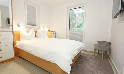 1. Schlafzimmer mit Doppelbett und TV