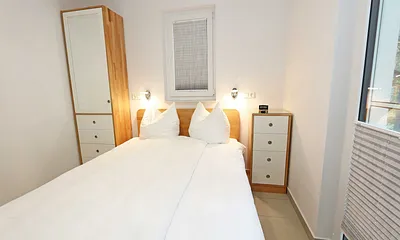 1. Schlafzimmer mit Kleiderschrank