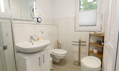 Badezimmer mit WC und Fenster