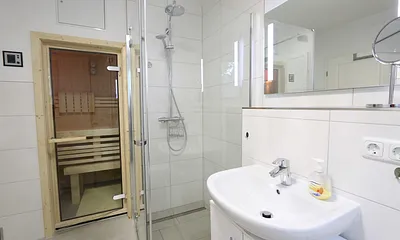 Badezimmer mit Dusche und Sauna