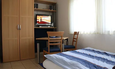 Apartment mit Boxspringdoppelbett