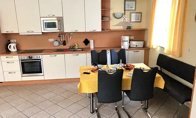 Erdgeschoss: Essbereich mit moderner Küchenzeile 