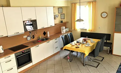 Erdgeschoss: Küchenzeile mit Essplatz