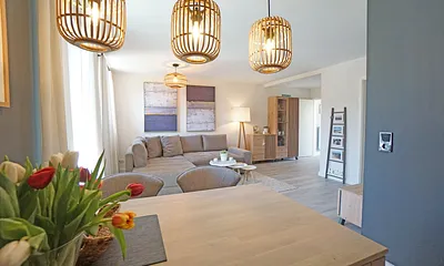 Esstisch mit Blick zum Wohnraum