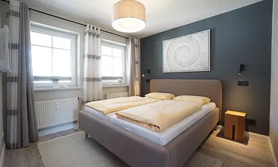 Schlafzimmer mit Doppelbett