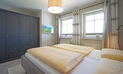 Schlafzimmer mit Doppelbett