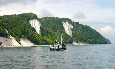  Ausflugsschiff am Königsstuhl