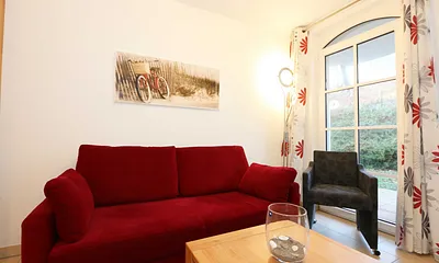 Wohnzimmer mit gemütlicher Couch