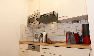 moderne Küchenzeile mit allem was benötigt wird