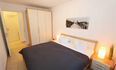 Schlafzimmer mit Kleiderschrank