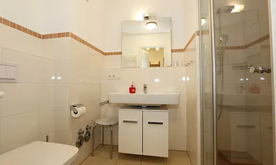 Badezimmer mit WC und Waschbecken