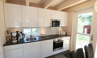 angrenzende Einbauküche verfügt über Geschirrspüler, Kühlschrank mit Gefrierfach, Ceranfeld, Backofen, Mikrowelle, Kaffeemaschine, Senseo Padmaschine, Wasserkocher & Toaster 