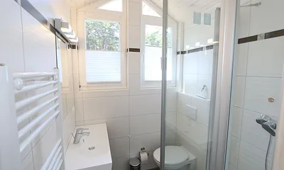 Badezimmer mit Dusche, Waschplatz und WC