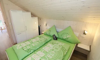 Schlafzimmer mit Doppelbett (1,60 m x 2,00 m), verstellbare Lattenroste, Ablagen mit Leseleuchte und Kleiderschrank