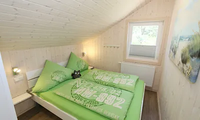 Schlafzimmer mit Doppelbett (1,60 m x 2,00 m), verstellbare Lattenroste, Ablagen mit Leseleuchte und Kleiderschrank