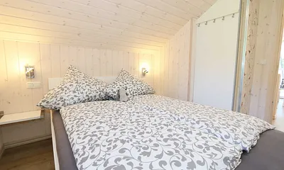 Schlafzimmer mit Doppelbett (1,40 m x 2,00 m), verstellbare Lattenroste, Ablagen mit Leseleuchte und Kleiderschrank