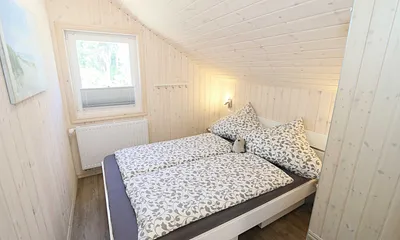 Schlafzimmer mit Doppelbett (1,40 m x 2,00 m), verstellbare Lattenroste, Ablagen mit Leseleuchte und Kleiderschrank