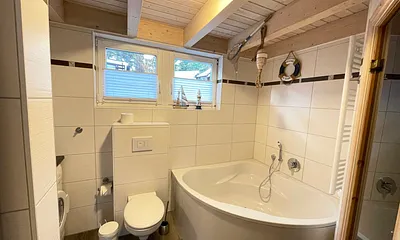 Bad mit Dusche, Waschplatz, WC, Waschmaschine, Kosmetikspiegel, Fön, Wellnesswanne und Sauna