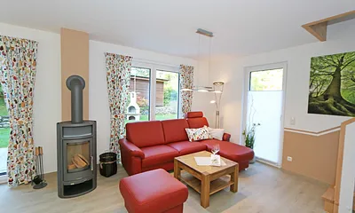 Wohnzimmer mit gemütlicher Couch und Kamin