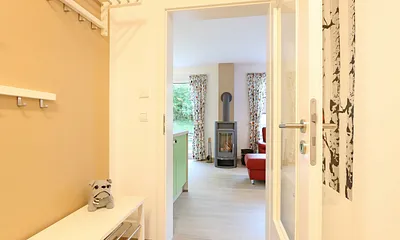 Eingangsbereich mit Blick in das Wohnzimmer