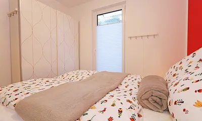 1. Schlafzimmer mit Kleiderschrank